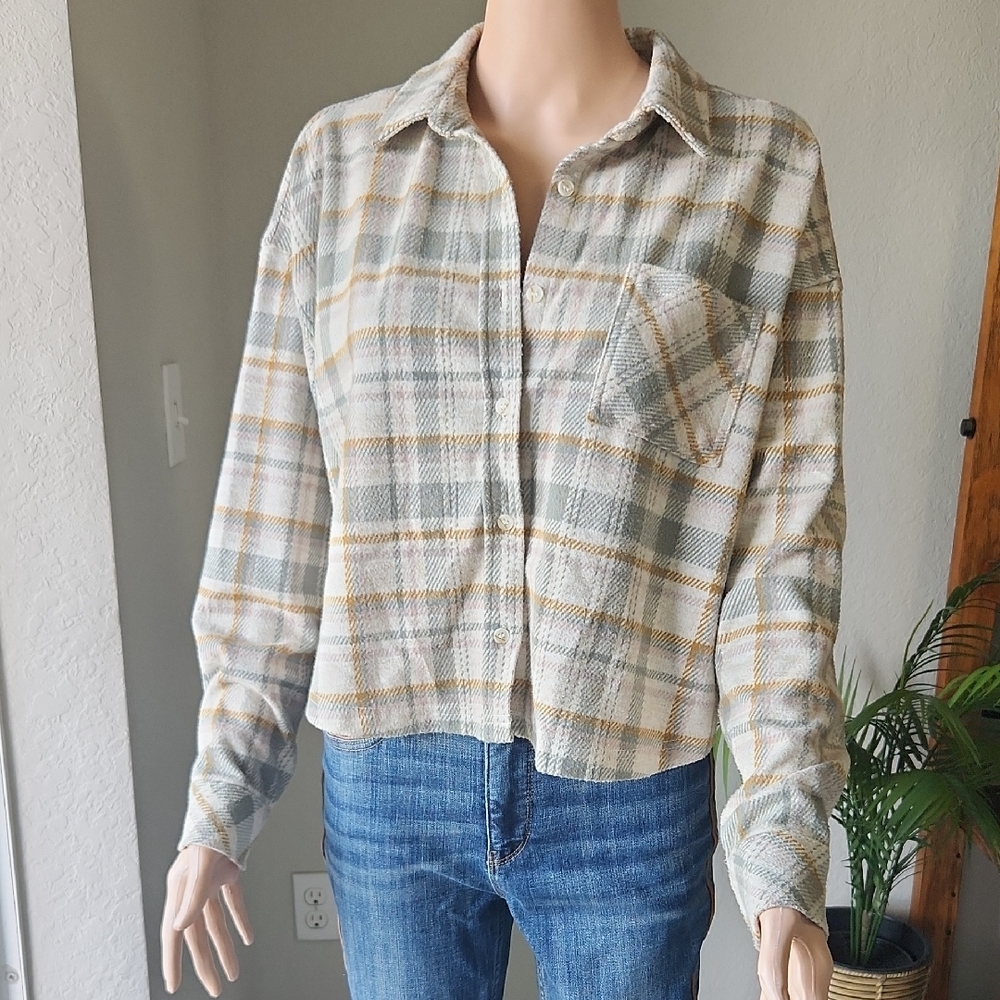 Stylish Plaid Button-Down Shirt in Gray and Cream